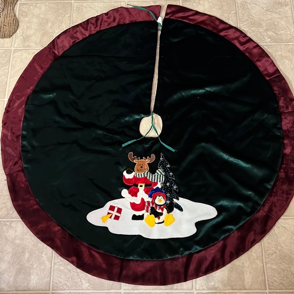 Burgundy and hunter green tree skirt - Picture 1 of 3